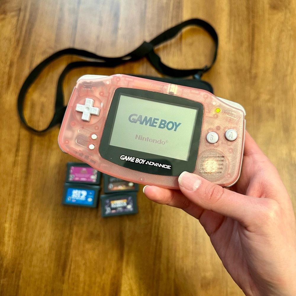 Nintendo GameBoy Advance in Light Pink - Picture 2 of 5
